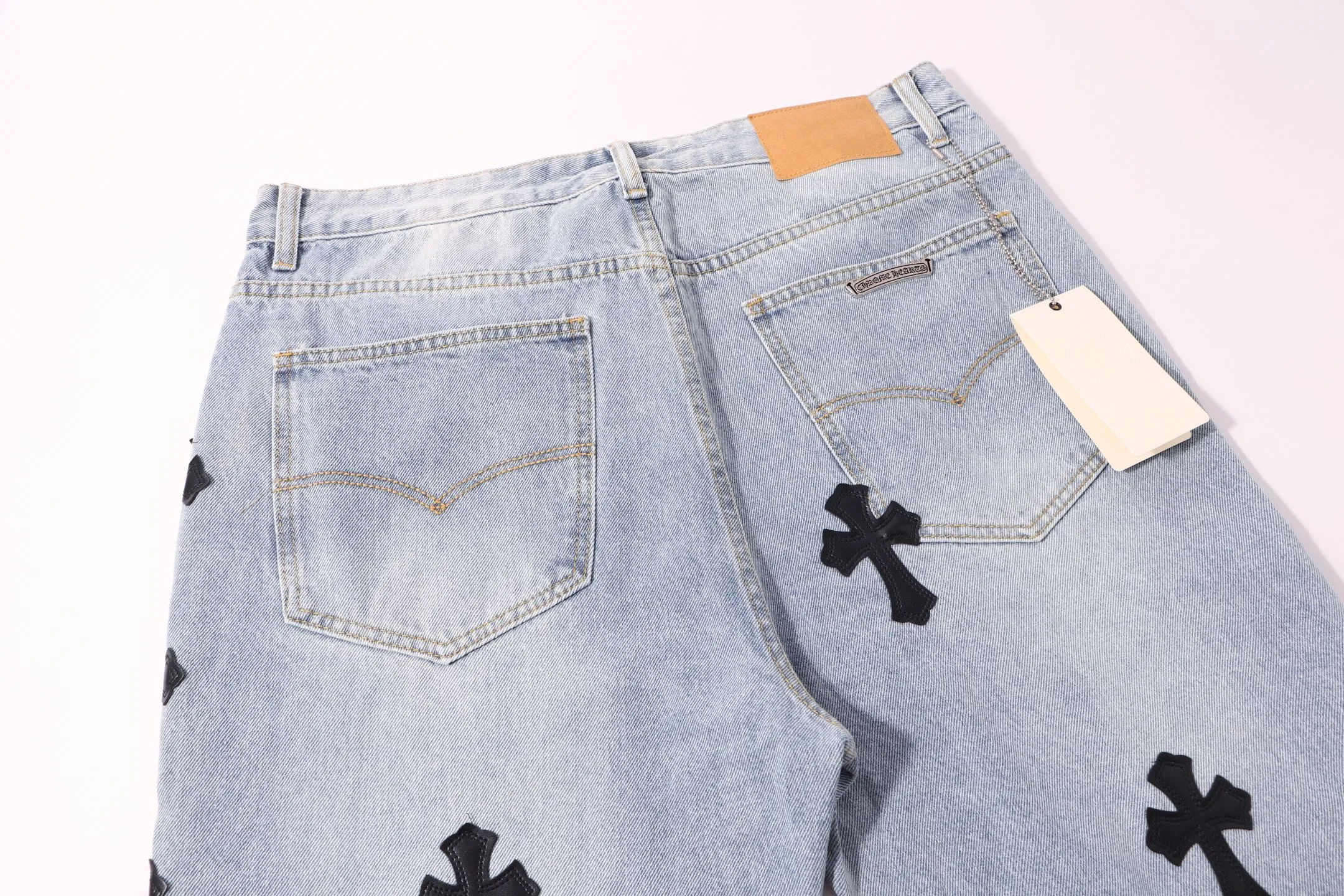 P230 Style number: H39 Croxin & 𝐂𝐡𝐫𝐨𝐦𝐞 𝐇𝐞𝐚𝐫𝐭 ss25 blue black blue and white grained leather denim workwear logging pants. Styles with different washed textures are very friendly to people with thin legs. The slightly flared version perfectly modifies the leg shape. The timeless and moderate length makes it easy to match and match. It is the basis for various styles and is a must-have in your wardrobe! The fabric is stiff but also makes the upper body soft without losing texture. The washing process is even more perfect. It is a must-have item for everyone! ! ! Washed wheat, hang tag, pants label, three labels complete Color: blue Size: 28-30-32-34
